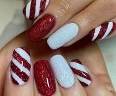 Christmas Nail Art Easy, Holiday Nails Christmas, Nails With Glitter, Christmas Gel, Cute Christmas Nails, Christmas Nails Easy, Christmas Gel Nails, Christmas Nail Art Designs, Stylish Winter Outfits