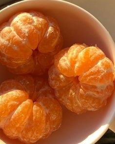 oranges in a bowl with the words eat and me / agestoryplils