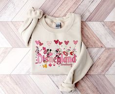 Disneyland Sweethearts Sweatshirt, Disneyland Valentines Sweater, Mickey en Vrienden Valentine Sweatshirt, Valentijnsdag Sweatshirt - Etsy Nederland Disney Sweethearts Night, Disneyland Valentines, Valentines Graphic, Disneyland Sweatshirt, Epcot Flower And Garden Festival, Valentines Sweater, Disney Fits, Disney Sweatshirt, Friends Valentines Day