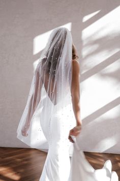 Short Veils Bridal, Wedding Hair Trends, Made With Love Bridal, Wedding Gown Accessories, Wedding Veils Short, Long Veil Wedding, Beaded Veils, Fingertip Veil, Pearl Veil