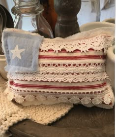 Patch Pillow Case, Country Sewing Projects, Neutral 4th Of July Decor, Sew Pillows Decorative, Americana Room Aesthetic, Vintage Sewing Projects, Crafty Room Decor, Americana Bedroom Decor, Old Americana Aesthetic