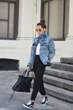 Look avec des Vans noires How To Wear Vans, Scarf Trends, Mode Tips, Vans Outfit, Net Fashion, Street Style 2017, Looks Street Style, Outfit Trends, Mode Inspo