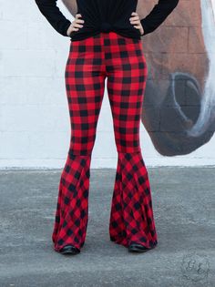 Buffalo Plaid Flare Pants Plaid Leggings Outfit, Grunge Leggings, Plaid Bell Bottoms, Buffalo Plaid Outfit, Plaid Flare Pants, Plaid Outfit, Leggings Outfit Winter, Plaid Leggings, Buffalo Plaid Shirt