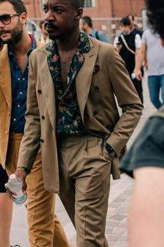 Casual Wedding Looks For Men, Men’s Floral Wedding Outfit, Eclectic Mens Wedding Attire, Funky Wedding Suit, Mens Fashion Style, Men In Suits, Mens Fashion Edgy, Beige Outfit