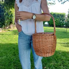 Wicker Basket Bag Artisan Made Made in Portugal Dimensions: Ø - 23 cm, H - 21 cm, H with handle - 42 cm Ø - 9,1 in, H - 8,3 in, H with handle - 16,5 in The dimensions may vary slightly. Brown Woven Shoulder Bag For Picnic, Bohemian Basket Bag For Picnic, Bohemian Basket Bags For Picnic, Handwoven Picnic Bag, Bohemian Woven Bag For Picnics, Bohemian Handmade Bags For Picnic, Handmade Bohemian Bags For Picnic, Handwoven Bags For Picnic, Brown Woven Bag For Picnic