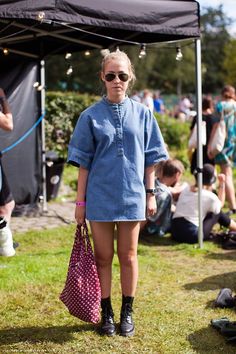 El Único Vestido Que Necesitarás Esta Primavera – Cut & Paste – Blog de Moda Denim Dress Style, Fitted Denim Dress, Boxy Dress, Straight Fit Denim, Messy Buns, Color Dresses, Dress Denim, Warm Weather Outfits