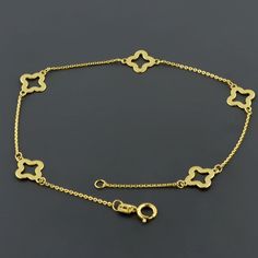 14K Yellow Gold 2.0mm Flat Cable Link 7.5 inch Bracelet with 5 Clover Flower Stations Well polished and shiny. Finely detailed and beautifully crafted. Get it for yourself, or give it as a gift! All items come with a gift box and FREE SHIPPING. Your Anklet will ship usually within 1 business day. SIZE: Bracelet Measures 7.5 Inches and secures with a Spring ring clasp 14K GOLD WEIGHT: 1.2 grams of 14K gold CONDITION- BRAND NEW 14K Gold Properly Stamped & Marked Clover Flower, Gold Flats, Yellow Gold Bracelet, Chain Link Bracelet, Spring Rings, Arm Band, Link Bracelets, Chain Link, Anklets