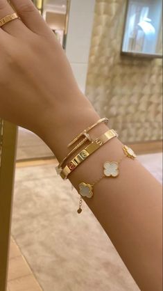 Random Clothing, Jewelry Accessories Ideas, Girly Accessories, Gold Bracelets, Jewelry Fashion Trends, Classy Jewelry