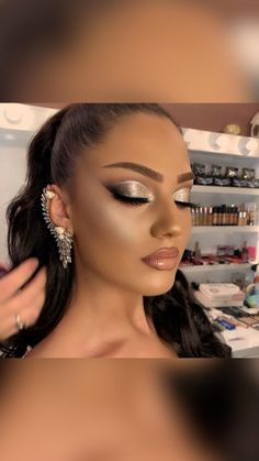 Silver Eye Makeup, Make Up Gold, Silver Makeup, Prom Eye Makeup, Prom Makeup Looks, Formal Makeup, Smink Inspiration