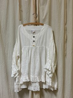 Vintage-inspired breezy linen blouse. This swoon-worthy top features a h Indulge in boho chic with our Artist Top in Linen. This free-spirited classic features a timeless three-button henley neck, side pockets, perfect for showcasing your unique style. (Don't worry, no need to be a master of art!) Made in USA Fit Generous sizing. Fabric has no stretch S M L XL Bust 46” 48” 50” 52” Length Front 27” 27” 27” 27” Length Back 31” 31” 31” 31” Boho Shirt Outfit, Character Outfit Ideas, Shabby Chic Clothes, Downtown Outfits, Recycled Clothing, Thrift Inspo, Boho Shirt, Bohemian Tops, Boho Shirts