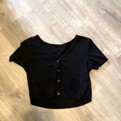 Never Worn!! Cute Black Button Up Crop Top Dark Fits, Slytherin Clothes, Cute Twins, Cropped Tee, Crop Shirt, Black Button, Black Crop, Soft Girl, Crop Tee