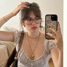 Cute Id Photos, Claudia Cook Gomez Aesthetic, Funky Glasses Aesthetic, Claudia Cook Gomez Hair, Hair Glasses Women, Glasses Outfit Summer, Glasses Inspo Women, Claudia Cook, Claudia Gomez