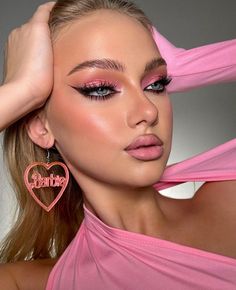 Pink Dress Makeup, Pink Lipstick Makeup, Pink Eyeliner, Prom Eye Makeup Pink Eyeshadow Barbie, Make Up Roz, Barbie Eyeshadow Looks, Maquillage On Fleek, Festival Make Up, Prom Eye Makeup, Pink Eye Makeup, Barbie Makeup