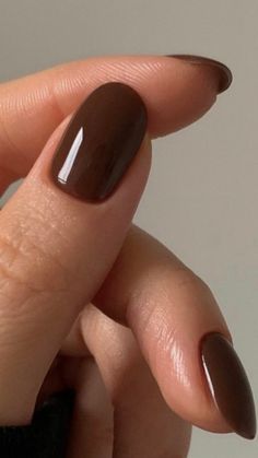 January Nails Brown, Short Oval Brown Nails, Light Brown Gel Nails Short, Fall Nails 2024 Neutral, Brown Nails Sns, Cool Tone Brown Nails, Short Round Brown Nails, Teddy Bear Brown Nails, Nail Color For Warm Skin Tone