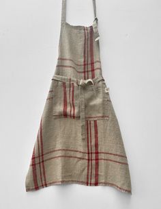 Classic chef apron in heavy rustic linen. Ideal for everyday but perfect for the holidays.  Knotted strap closures with a front pocket that's practical without sacrificing style. Matching kitchen towels and tablecloths make perfect hostess gifts! -stone washed 100% linen   -fabric weight: 350gms /10.32oz/yd²  -size: W70cm x L90cm  -color: Natural Flax with Red Checks* -one front pocket divided in two -machine wash in warm or cold water, cool or line dry, ironing as needed *please note, variation Linen Robe, Full Apron, Cool Aprons, Chef Apron, Linen Throw, Linen Pillow Cases, Luxury Linen, Plaid Design, Linen Apron