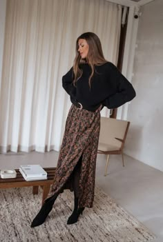 Black Bridget Floral Skirt – Easy Clothes North America Work Fits, Looks Chic, Business Casual Outfits, Fall Winter Fashion, Looks Style, Mode Inspiration, Work Attire, Fall Style, Fall Winter Outfits