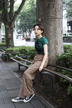 Street Style - 原宿 - 都留 琴音さん - 2018年07月23日撮影 - FASHIONSNAP.COM Harajuku Fashion Street 90s, Japan 90s Fashion, Japan Travel Outfit, Style Inspo 2023, Relax Outfit, Japan 90s, Harajuku Fashion Street, 90s Inspired Outfits, Tokyo Street Fashion