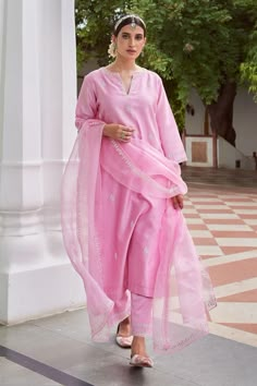 Light pink kurta featuring floral resham and dori embroidery with a notched neckline and three-quarter sleeves. Paired with matching palazzo pants and a dupatta, both crafted from Chanderi silk., Fit: Relaxed Indian Casual Suits, Chanderi Suits Design, Pink Suits Women, Bandhani Lehenga, Angrakha Anarkali, Suit Palazzo, Kurta Set With Dupatta, Dori Embroidery, Straight Suit