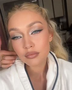 Gigi Hadid Makeup, Maquillage On Fleek, Silver Makeup, New Year's Makeup, New Years Eve Makeup, Prom Eye Makeup, Celebrity Makeup Looks, Formal Makeup, Makijaż Smokey Eye