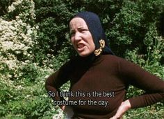 a woman wearing a head scarf in front of some trees and bushes with the caption david, u s er atlas obeert us verkhen