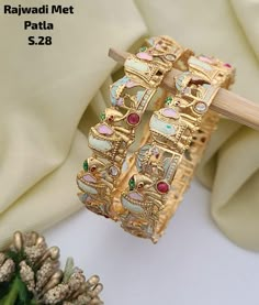 Description :- Gold plated Polki bangle pair/Statement Kada/Kundan Bangles/Bridal Bangle/Indian Wedding/Pakistani/Punjabi Gold Kada bangles /Indian bangles/Antique bangles/Temple Jewelry/Bridal Bangles/Indian Wedding/Pakistani Jewelry/South indian jewelry Gift yourself a royal look with this perfectly crafted necklace set from Manalisstudio. Crafted with high quality stones and pearls, it is impressive in design. The green enamel artwork adds perfect texture to the design. Perfect for weddings a Gold Kada Bangles, Bridal Bangles Wedding, Bangles Set Indian, Gold Indian Jewelry, Bangles Bridal, Kada Bangles, Elephant Bangle, Gold Kada, Antique Bangles