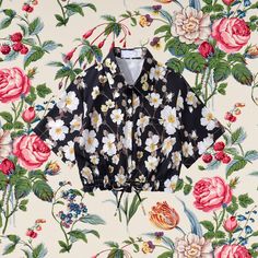 漆黒の夜の秋桜ショートシャツ Black Collared Top For Spring, Black Collared Floral Print Top, Black Collared Top With Floral Print, Black Floral Print Collared Top, Black Collared Blouse With Floral Print, Pure White Wedding Dress, Field Of White Flowers, Pure White Wedding, White Cosmos