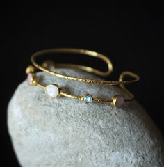 Two-strand gold bracelet in flexible brass and multiple clear stones, Adjustable bracelet in punched brass, rose quartz and labradorite Add a touch of refined elegance to your style with this stunning gold bracelet. Made with care, it is embellished with pastel faceted stones in light and bright colors, such as rose quartz and white labradorite. This versatile accessory captures light delicately, bringing a subtle, sophisticated glow to any outfit. Perfect for special occasions or to give a special touch to your everyday outfit. ➤ The bracelet is open and adjustable, therefore adapts to every wrist. YOUR ORDER IS SHIPPED IN 1/2 BUSINESS DAYS Is this a gift? If it's a gift I'll take care of everything! A beautiful gift box is available. If you would like to include a small message remember White Labradorite, Clear Stone, Quartz Rose, Beautiful Gift Boxes, Adjustable Bracelet, Bright Colors, Favorite Jewelry, Rose Quartz, Labradorite