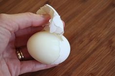 Who knew - add 1/2 tsp baking soda to the water when hard boiling eggs and the shell will come right off when you peel... Hard Boiling Eggs, Boiling Eggs, Best Hacks, Good Things To Know, Think Food, Boiled Egg, Hard Boiled Eggs, Food Tips, Household Tips