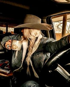 Foto Cowgirl, Western Photoshoot, Western Photo, Country Style Outfits, Western Wear Outfits, Looks Country, Rodeo Life, Cowgirl Aesthetic, Estilo Country