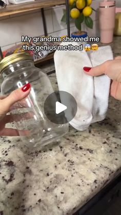 How To Get Socks White, Whiten Clothes, Laundry Tricks, How To Whiten Clothes, Cleaning Videos, Perfume Display, Cleaning Tricks, Storage Tips, Diy Laundry