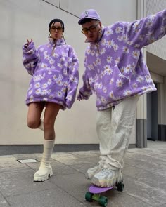 Purple Editorial, Hippie Outfit Inspo, Couples Streetwear, Streetwear Couple, Outfits Pastel, Monochromatic Fashion, Couple Fits, Color Combos Outfit, Matching Couple Outfits