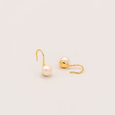 These elegant Teardrop Pearl Earrings showcase a stunning freshwater pearl affixed to a smooth 24K gold finish. Combining sophistication with shimmering sophistication, these earrings are sure to elevate any look. Materials: Finish: 24K gold platedCore: CopperGemstone: Freshwater PearlSize: L: 1.8 cm, Pearl: 0.8 cm Gold Pearl Earrings With Ear Wire For Formal Occasions, Formal Gold-plated Pearl Pendant Earrings, Yellow Gold Teardrop Pearl Charm Earrings, Yellow Gold Plated Teardrop Pearl Earrings, Gold Minimalist Pearl Earrings For Formal Occasions, Minimalist Gold Pearl Earrings For Formal Occasions, Classic Gold Pear-shaped Pearl Earrings, Classic Pear-shaped Gold Pearl Earrings, Gold Teardrop Pearl Earrings With French Hook