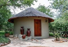 Rondavels: The Traditional Huts of Southern Africa - TalkAfricana Round Hut House, African Village House Design, Bhunga Huts, African Farmhouse, African Home Design, Thatch House, Spiritual House, Green Building Architecture