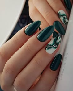 Dark Green Nail Polish, Dark Green Nails, Nagellack Trends, Diva Nails, Nail Colors Winter, Nail Polish Trends, Fall Acrylic Nails, Green Nail