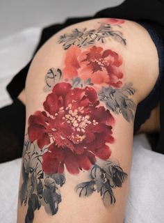 a woman's thigh with flowers painted on it