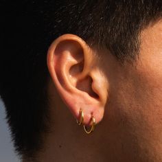 Hoop Earrings Men Style, One Earring Trend Men, Mens Ear Ring Hoop, Small Hoop Earring Men, Mens Earrings Hoop Gold, Earrings Mens, Men's Piercings, Mens Earrings, Earrings Small Hoop