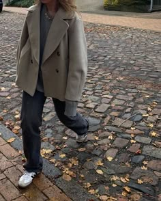 Trenchcoat Style, Scandinavian Outfit, Adidas Samba Outfit, Samba Outfit, Look Adidas, Estilo Indie, Mode Zara