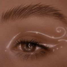 White Graphic Liner Hooded Eyes, Scooby Doo Eye Makeup, Wedding Makeup Unique, Winter Eyeliner Looks, Fairy Make Up Aesthetic, Angel Wing Makeup, Subtle Graphic Liner, Butterfly Wing Eyeliner, Snowflake Eyeliner