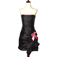 Stunning gathered strapless mini dress with bow, excellent condition; vintage Junior size 7, fits mannequin (size 2/4, B/C cup). Questions? Leave a comment below! Strapless Polka Dot Party Dress, Dots Outfit, Mini Dress With Bow, Polka Dots Outfit, Bubble Dress, Jessica Mcclintock, C Cup, Gunne Sax, Strapless Mini Dress