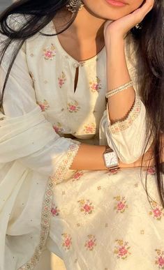 Aesthetic Collage Ideas, Poses Hijab, Eid Fits, Indian Makeup Looks, Story Post Ideas, Desi Things, Indian Things, Simple Dress Casual