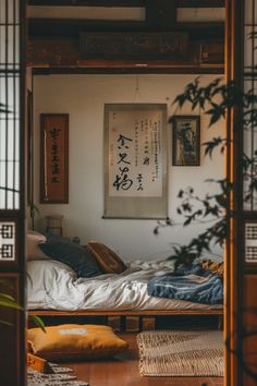 Japanese calligraphy as wall art adds depth and culture to the boho bedroom. Inspirational and beautiful. Explore more thoughtful Japanese boho decor ideas! Mid Century Japanese Bedroom, Japan House Decor, Japanese Decor Apartment, Japanese Room Aesthetic Dark, Japanese 70s Aesthetic, Japan Room Design, Japanese Theme Bedroom Ideas, Japanese Style Bedroom Ideas, Japanese Art Deco Interior