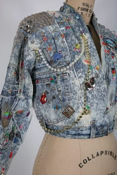 y2k fashion; jean jacket; vintage jackets; jackets and outerwear; denim jacket; dark blue denim; acid wash denim; fall fashion; fall jackets; crop jackets; embellished jacket; free people; funky; chic; Jean Jacket Art, Hat Band Ideas, Sewing Denim, Diy Denim Skirt, Denim Crop Jacket, Vintage Edit, Repurposed Crafts, Artsy Clothing, Jacket Art