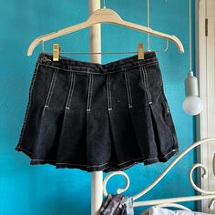 Like New Never Worn Brandy Melville Pleated Skirt/Shorts. Size Small And 100% Cotton. Black With White Stitches I Have Lots Of Other Brandy Melville Listed So Go Check It Out, I Bundle! Brandy Melville Skirt, Brandy Melville Shorts, Pleated Skirt Short, Skirt Shorts, Cotton Jeans, Girl Online, Skorts, Jeans Color, Brandy Melville