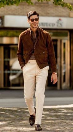 Dive into the world of Timeless Men's Fashion, where quality meets classic style, ensuring your wardrobe remains elegant and relevant across all outfits. British Style Men, Hot Desert, Wardrobe Needs, Biceps Workout, Brown Suede Jacket, The Best Street Style, Best Street Style