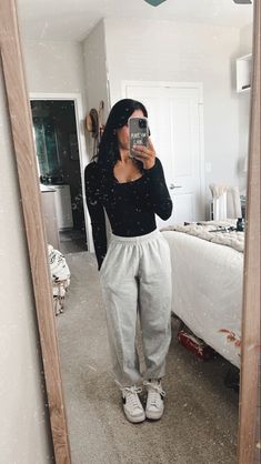 Outfit Inspo With Joggers, Comfy Outing Outfits, Winter Outfits For School Sweatpants, Roots Sweatpants Outfit School, Comfy Outfits Joggers, Outfits With Joggers For School, Grey Nike Joggers Outfit Women, Outfit Inspirations Sweatpants, Winter Outfit Joggers