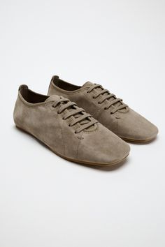 LEATHER DERBY SHOES - Taupe Gray | ZARA United States Sneakers Zara, Zara Sneakers, Blazers Shoes, Joggers Shoes, Autumn Trends, Zara Leather, Leather Flat Shoes, Pull Sweat, Casual Loafers