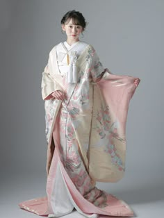 Traditional Wedding Kimono, Japanese Dress Design, Wedding Kimono Modern, Japanese Kimono Wedding Dress, Traditional Japanese Wedding Kimono, Fancy Kimono Traditional, Kimono Aesthetic Traditional, White Kimono Traditional, Japanese Princess Kimono