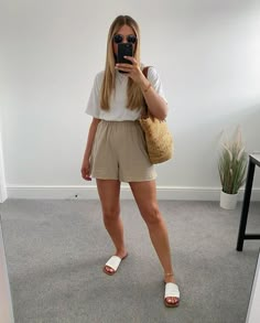 Hot Weather Outfits, 10 Ways To Wear, Europe Outfits, Elegante Casual, Classy Casual Outfits, Basic Outfits, Mom Outfits, Casual Style Outfits, Spring Summer Outfits