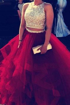 To -stykke lang tyll promkjole med paljetter, glitrende lang festkjole Two Piece Quinceanera Dresses, Prom Dress 2 Piece, Prom Dress Two Piece, Dresses Organza, Dresses With Beads, Burgundy Prom Dresses, Long Party Gowns, Two Piece Prom Dress, Beaded Crop Top