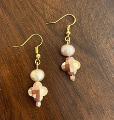 Rose Gold and Cream Quatrefoil Glass Beaded Earrings. Made from glass beads, Authentic Freshwater Pearls, with metal hardware. Hypoallergenic hooks. Saint Louis, Metal Hardware, Beaded Earrings, Or Rose, Fresh Water, Freshwater Pearls, Jewelry Earrings Dangle, Glass Beads, Dangle Drop Earrings